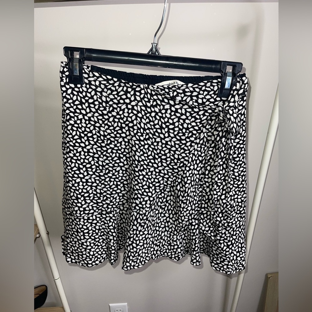 Abercrombie Size XS Black and white ruffle wrap-tie skirt